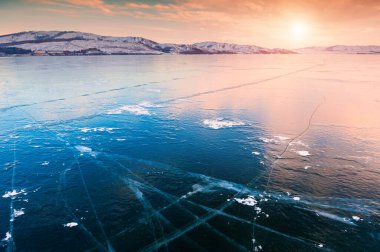 Gün batımında donmuş gölde buz. Güzel kış manzarası. Güney Ural 'da Bannoye Gölü, Rusya