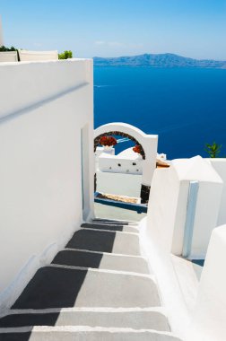 Santorini Adası, Yunanistan 'da beyaz mimari. Denize giden merdivenler. Seyahat hedefleri kavramı