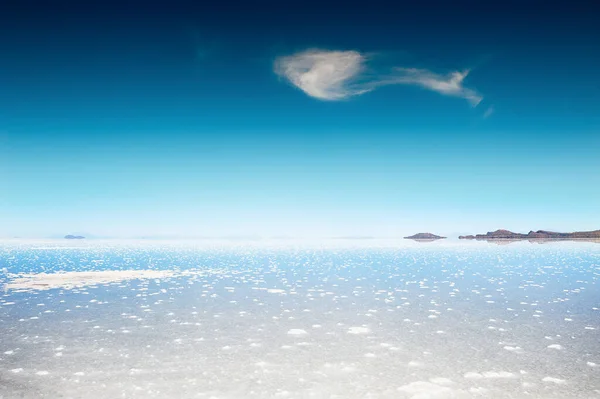 Superfície Sal Branco Com Água Salar Uyuni Sal Liso Bolívia — Fotografia de Stock