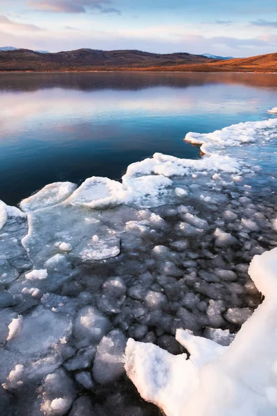 Eis Auf Dem Zugefrorenen See Bei Sonnenuntergang Berge Und Himmel — Stockfoto