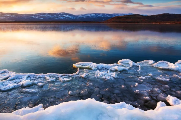 Ice Frozen Lake Sunset Mountains Sky Reflected Ice Surface Lake — Stock Photo, Image