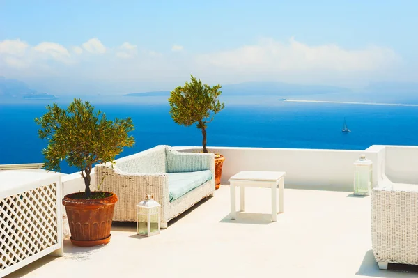 Santorini Adası Yunanistan Beyaz Mimari Deniz Manzaralı Güzel Bir Teras — Stok fotoğraf