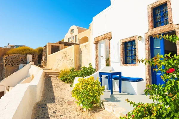 Традиционная Греческая Белая Архитектура Голубыми Дверями Окнами Остров Санторини — стоковое фото