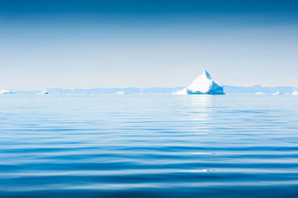 Jéghegy Atlanti Óceánon Ilulissat Jégkorong Grönland Nyugati Partja Kék Tenger — Stock Fotó