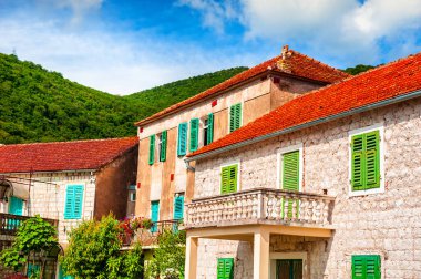Karadağ 'ın Tivat kentindeki kırmızı kiremit çatılı eski mimari. Yaz manzarası. Meşhur seyahat yeri.