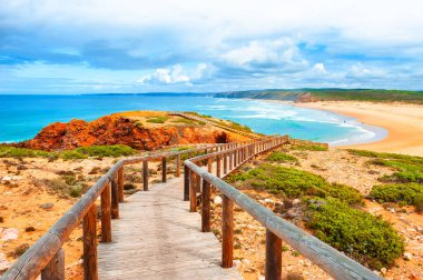 Atlantik Okyanusu 'nun güzel kıyıları ve sahile çıkan merdivenler. Algarve, Portekiz. Güzel yaz manzarası