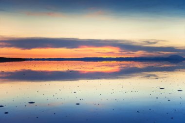 Bolivya 'daki Salar de Uyuni tuz düzlüğünde güzel bir gündoğumu. Güney Amerika manzaraları