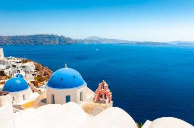 Yunanistan 'ın Santorini adasında geleneksel Yunan mimarisi. Yaz manzarası, deniz manzarası. Meşhur seyahat yeri