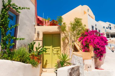 Yunanistan 'ın Santorini adasında geleneksel Yunan mimarisi. Meşhur seyahat yeri