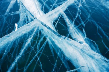 Baykal Gölü 'nde kışın şeffaf mavi buz kırılır. Güzel bir kış doğası geçmişi. Baykal, Sibirya, Rusya.