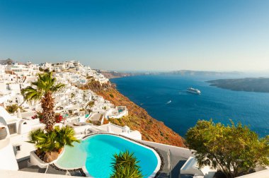 Yunanistan 'ın Santorini adasının panoramik manzarası. Beyaz mimari ve mavi deniz. Meşhur seyahat yeri