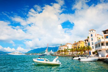 Karadağ 'ın Tivat kentinde güzel bir deniz gezintisi. Kotor Körfezi, Adriyatik Denizi. Meşhur seyahat yeri.