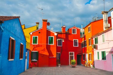 Burano Adası, Venedik, İtalya 'da renkli bir mimari. Meşhur seyahat yeri.