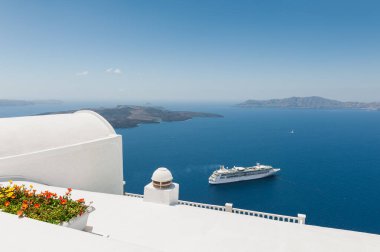 Santorini Adası, Yunanistan 'da beyaz mimari. Yaz manzarası, deniz manzarası. Meşhur seyahat yeri