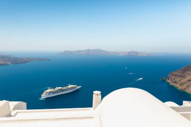 Santorini Adası, Yunanistan 'da beyaz mimari. Yaz manzarası, deniz manzarası. Meşhur seyahat yeri