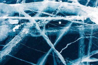 Baykal Gölü 'nde kışın şeffaf mavi buz kırılır. Güzel bir kış doğası geçmişi. Baykal, Sibirya, Rusya.