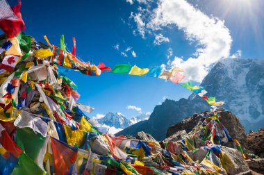 Thokla geçidinde renkli bayraklar, Himalayalar 'da Everest Ana Kampı yürüyüşü, Nepal. Khumbu vadisi, Everest bölgesi, Nepal.
