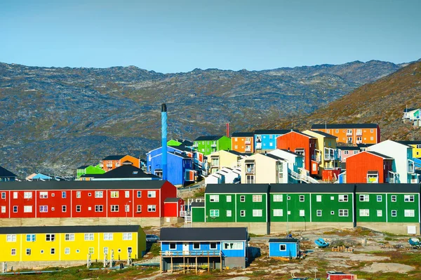 Kolorowe Domy Skałach Ilulissat Zachodnia Grenlandia Krajobraz Letni — Zdjęcie stockowe