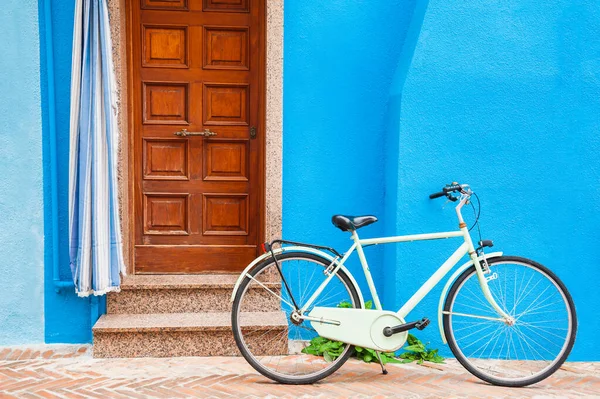 Белый Велосипед Двери Синего Покрашенного Дома Красочная Архитектура Острова Бурано — стоковое фото
