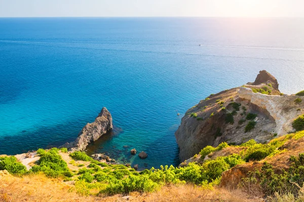 Hermosa Costa Mar Con Agua Turquesa Rocas Fiolent Cape Crimea Imagen de archivo