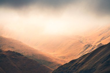 Sisli bir sabahta sonbahar dağları. Gil-Su Vadisi, Kuzey Kafkasya, Rusya. Güzel sonbahar manzarası