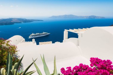 Santorini Adası, Yunanistan 'da beyaz mimari. Yaz manzarası, deniz manzarası. Meşhur seyahat yeri
