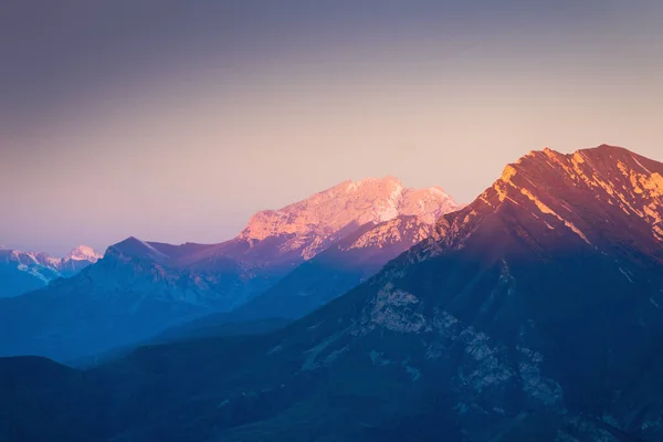 Bergkette Rosa Sonnenlicht Bei Sonnenaufgang Schöne Herbstlandschaft Naturhintergrund Nordkaukasus Russland — Stockfoto