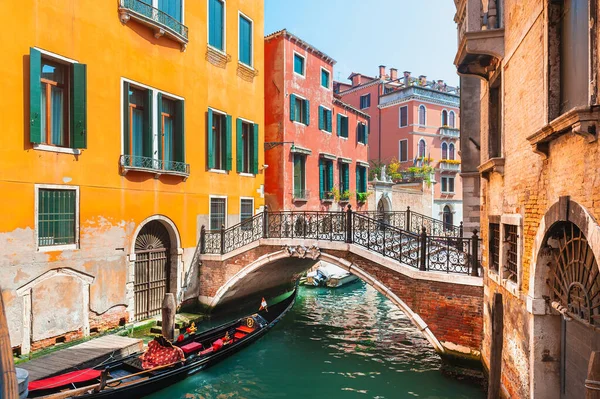 Hermoso Canal Con Antigua Arquitectura Medieval Puente Venecia Italia Famoso Imagen de stock