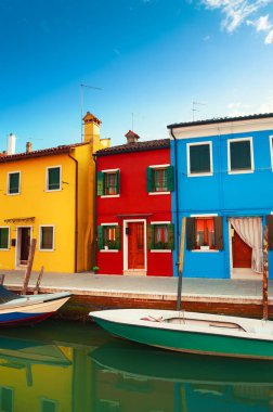 Burano Adası, Venedik, İtalya 'daki kanalın renkli evleri. Meşhur seyahat yeri.