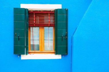 Evin mavi cephesinin penceresi. Burano Adası, Venedik, İtalya 'da renkli mimari.