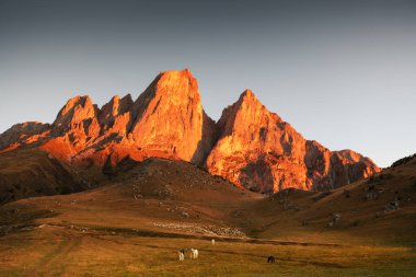 Erzi Ulusal Parkı, Ingushetia, Kafkasya, Rusya. Gün doğumunda Cei-Loam tepesinde. Güzel sonbahar manzarası