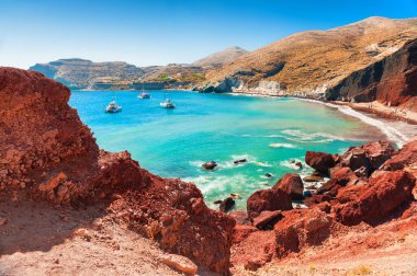 Santorini Adası, Yunanistan 'daki kırmızı plaj. Yaz manzarası, deniz manzarası. Meşhur seyahat yeri