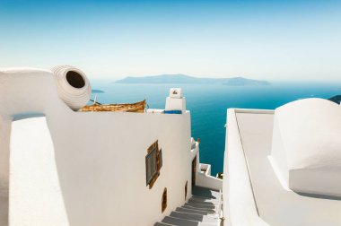Santorini Adası, Yunanistan 'da beyaz mimari. Denize giden merdivenler. Seyahat hedefleri kavramı