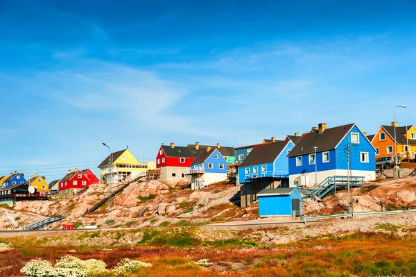 Kolorowe Domy Skałach Ilulissat Zachodnia Grenlandia Piękny Letni Krajobraz — Zdjęcie stockowe