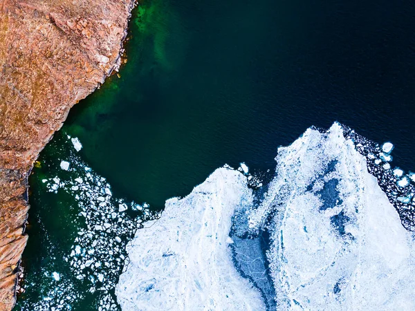 Baharda Baykal Gölü Kıyısında Eriyen Buzlar Yüzüyor Hava Aracı Görüntüsü — Stok fotoğraf