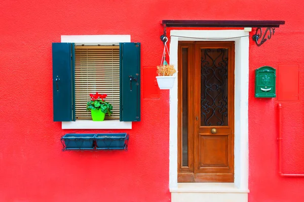 Дверь Окно Цветком Красном Фасаде Дома Красочная Архитектура Острова Бурано — стоковое фото