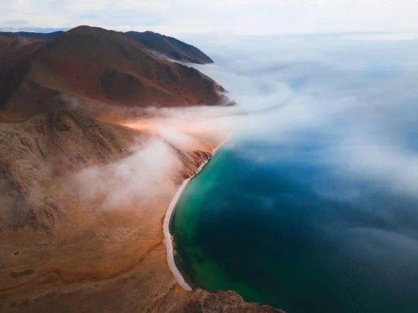 Ομίχλη Πάνω Από Την Ακτή Της Λίμνης Βαϊκάλης Και Των — Φωτογραφία Αρχείου