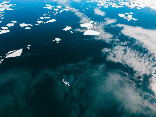 Kayak Naviga Tra Banchi Ghiaccio Sul Lago Baikal Primavera Veduta — Foto Stock