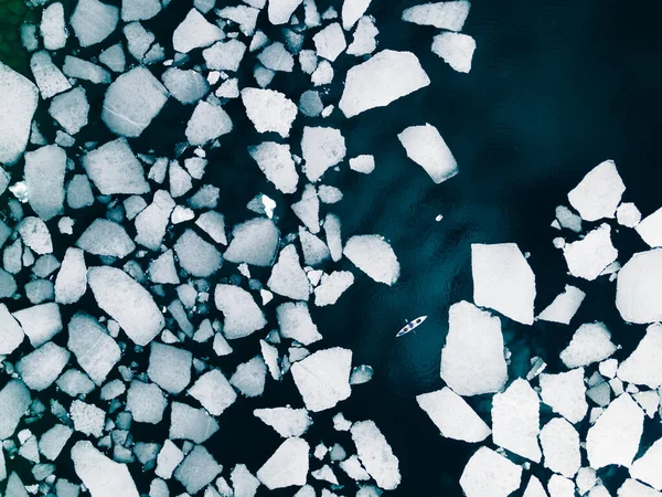 Caiaque Velejando Entre Flutuadores Gelo Lago Baikal Primavera Vista Aérea — Fotografia de Stock