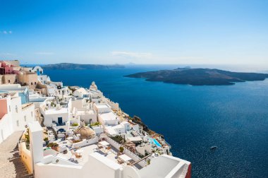 Santorini Adası, Yunanistan 'da beyaz mimari. Yaz manzarası, deniz manzarası. Meşhur seyahat yeri