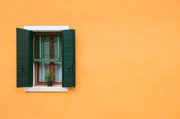 Window Green Shutters Yellow Wall House Colorful Architecture Burano Island — Fotografia de Stock