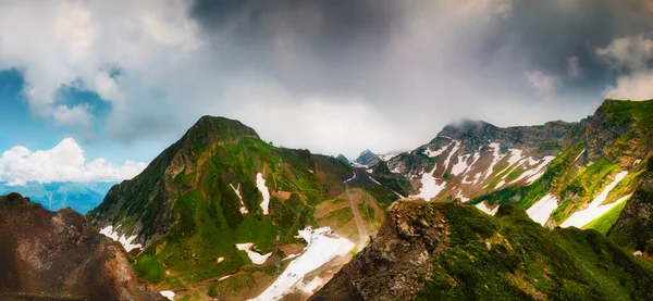 Montanhas Verdes Com Neve Derretida Dia Nublado Krasnaya Polyana Sochi — Fotografia de Stock