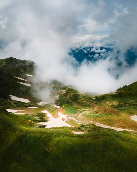 Picos Montanha Com Nuvens Cáucaso Rússia Montanhas Verdes Com Neve — Fotografia de Stock