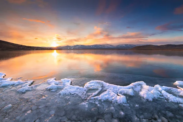 Ijs Het Bevroren Meer Bij Zonsondergang Bergen Hun Reflecties Het — Stockfoto