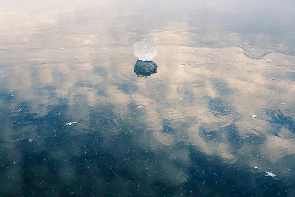 冬のバイカル湖の透明な青い氷の上のつらら 美しい冬の自然背景 バイカル シベリア ロシア 選択的焦点 — ストック写真