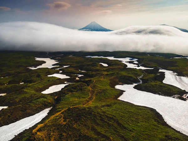 太阳升起时有云彩的维柳钦斯基火山 堪察加半岛 俄罗斯空中无人驾驶飞机视图 美丽的夏季风景 — 图库照片