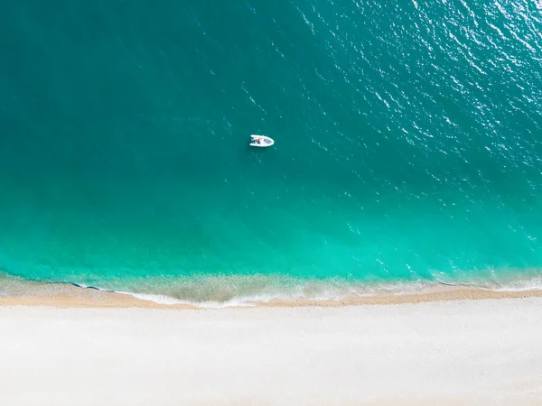 Spiaggia Tropicale Con Acqua Turchese Ciottoli Bianchi Barca Vicino Alla — Foto Stock