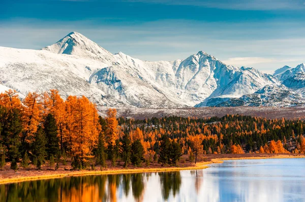 Kidelu Meer Altai Bergen Siberië Rusland Met Sneeuw Bedekte Bergtoppen — Stockfoto