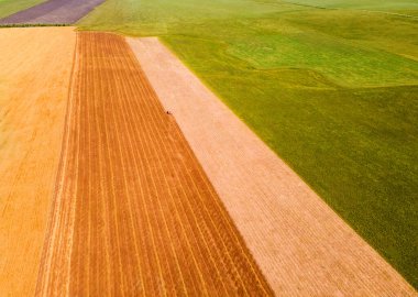 Renkli biçilmiş tarlaların havadan görünüşü. Güzel yaz manzarası yaz mevsiminde buğday hasadı.
