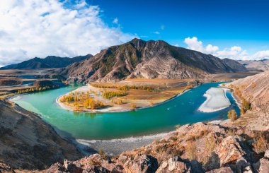 Chuya ve Katun nehirlerinin birleşimi Altai dağlarında, Sibirya, Rusya. Sonbahar manzarası. Ünlü turizm beldesi